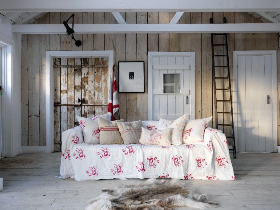 Диванчик в деревенском доме