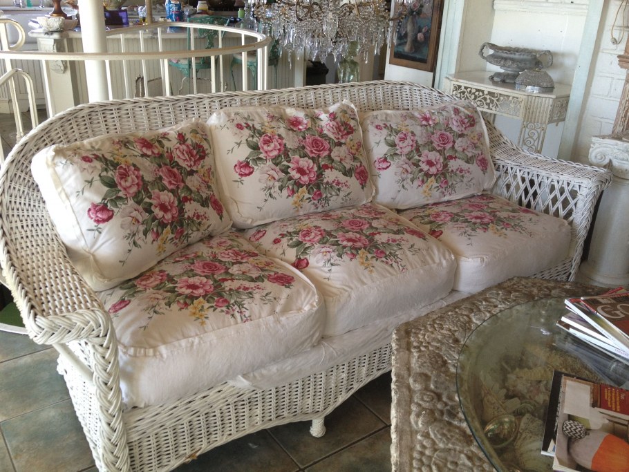 Диван в стиле шебби Шик