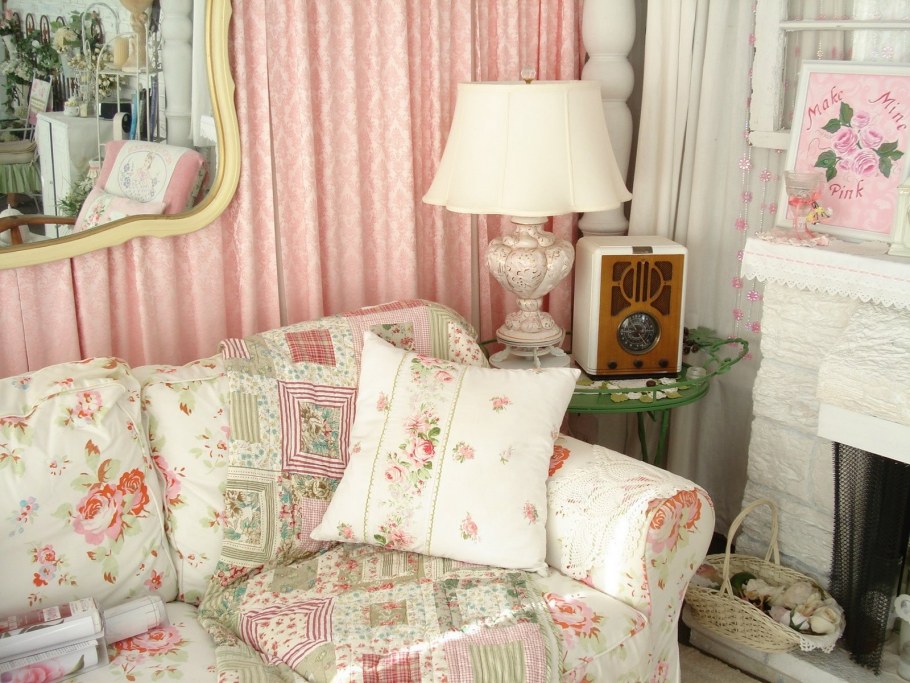 Диван в цветочек в интерьере