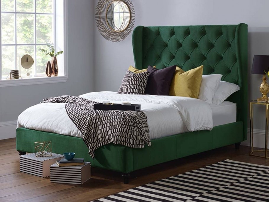 Кровать изумрудного цвета в интерьере