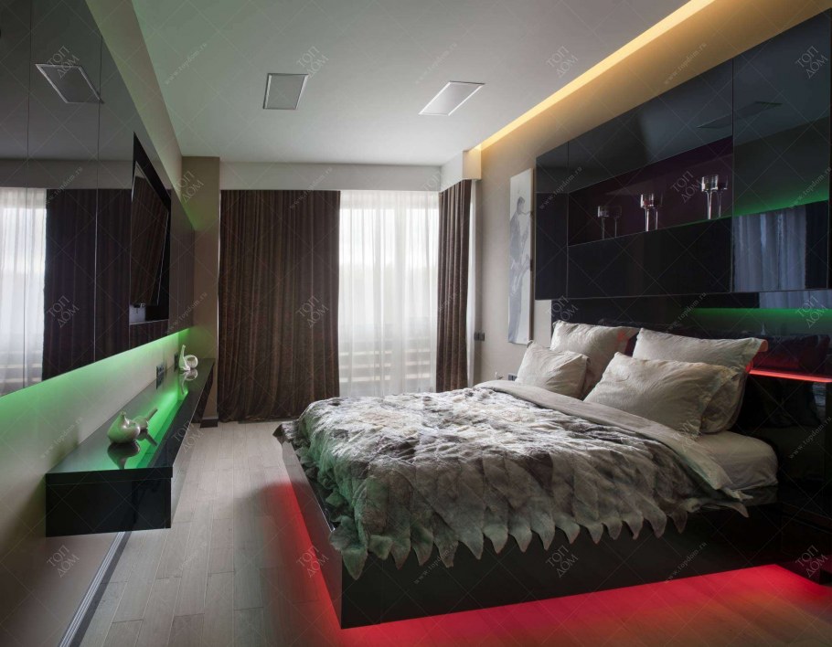 Спальня с зеленой кроватью