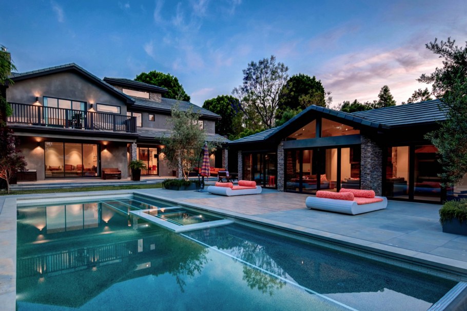 Красивый дом с бассейном