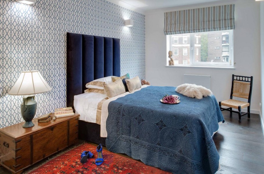 Спальня с синей кроватью