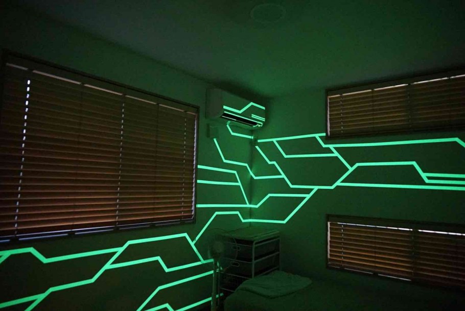 Стены в комнате в стиле киберпанк