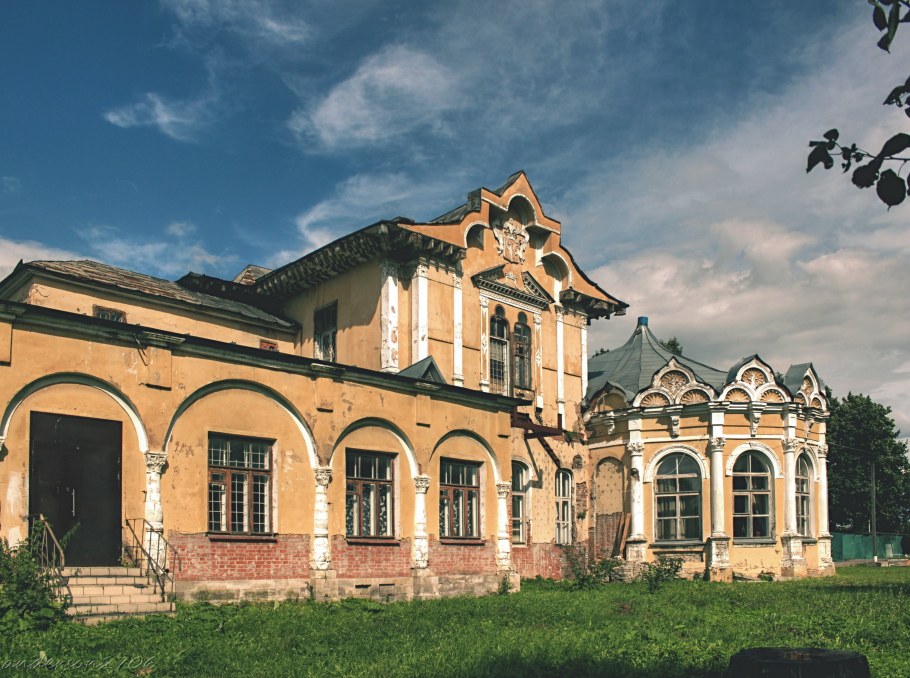 Одноэтажный дом с мезонином