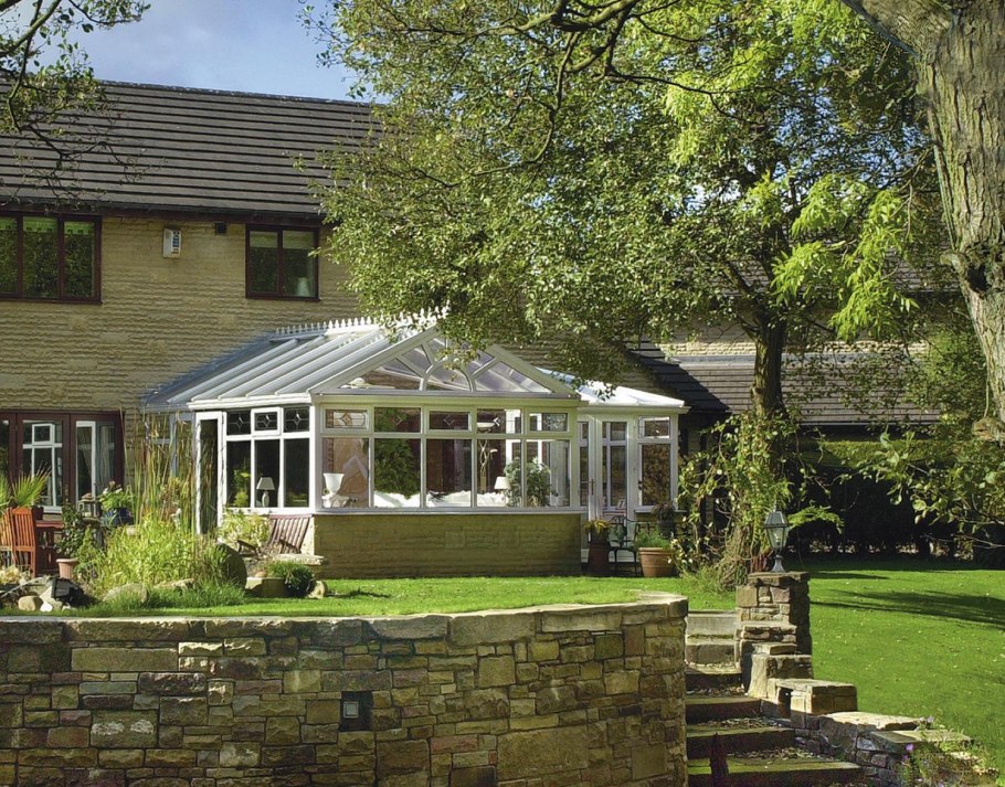 Открытая веранда пристроенная к дому