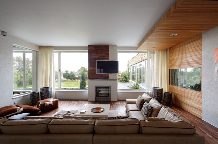 Телевизор между окнами в интерьере