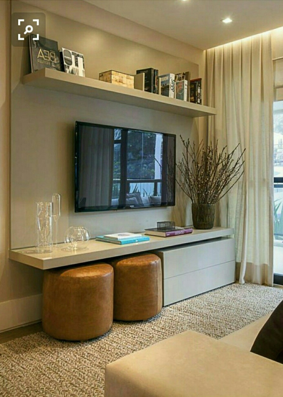 Уютная гостиная с телевизором