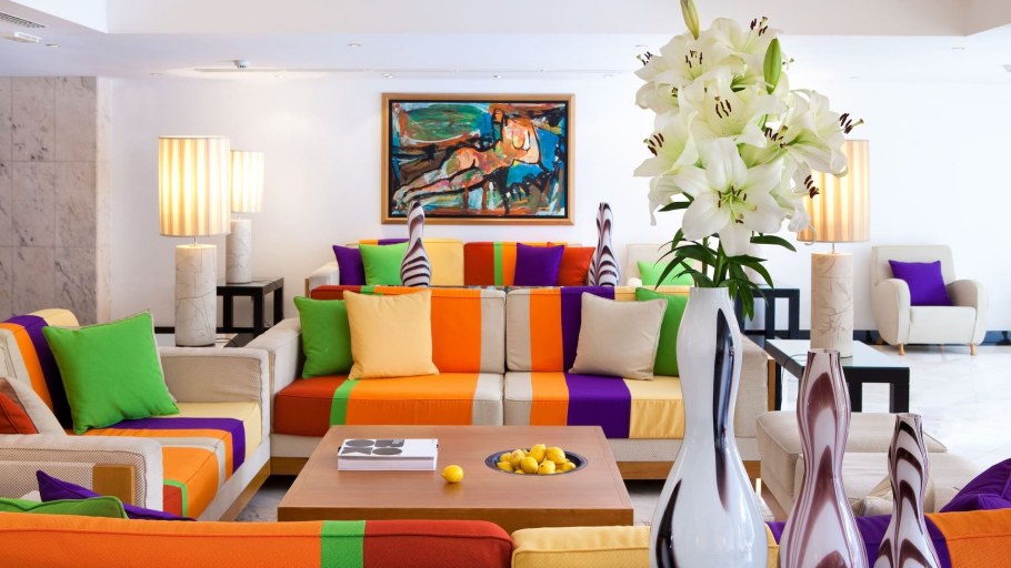 Яркая мебель в интерьере гостиной