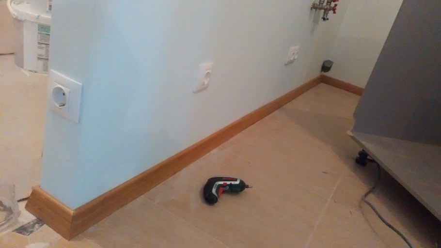 Плинтус напольный под кухонный гарнитур