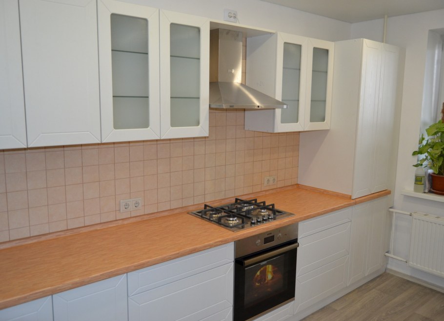 Белая кухня столешница бук