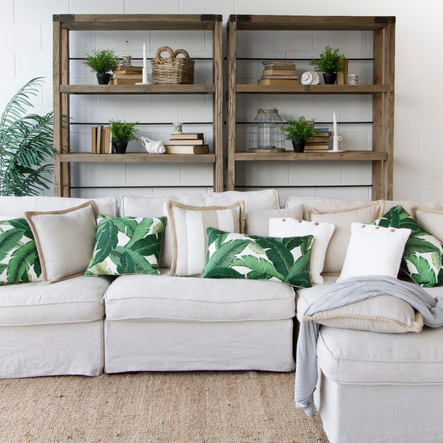 Зеленый диван с красными подушками