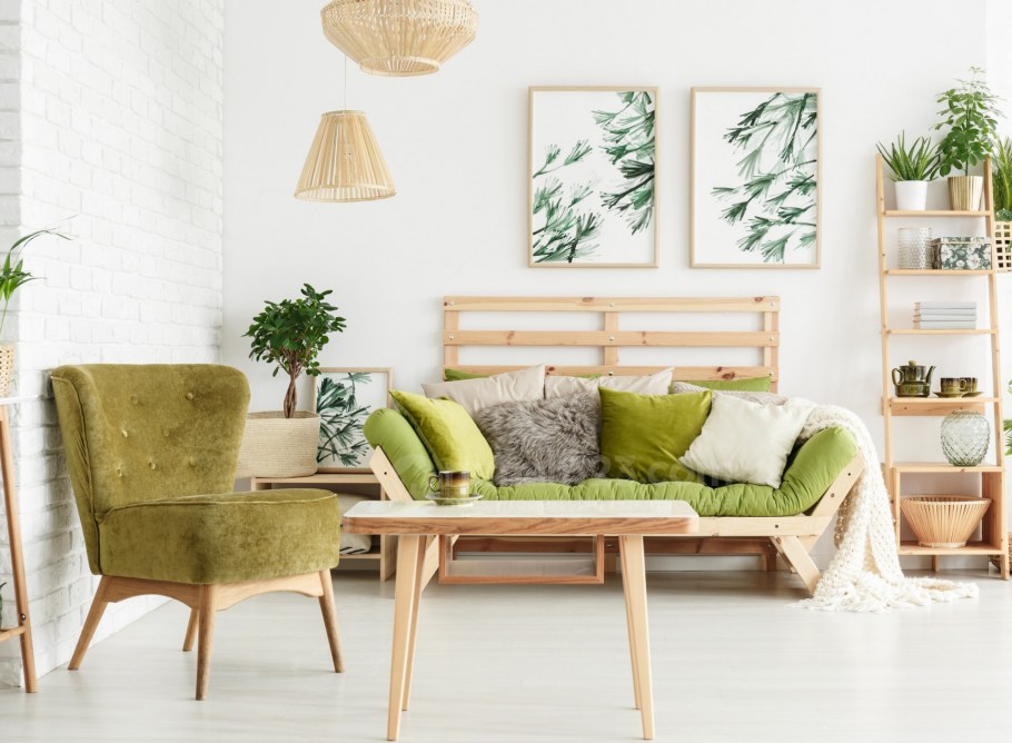 Бежевый диван с подушками