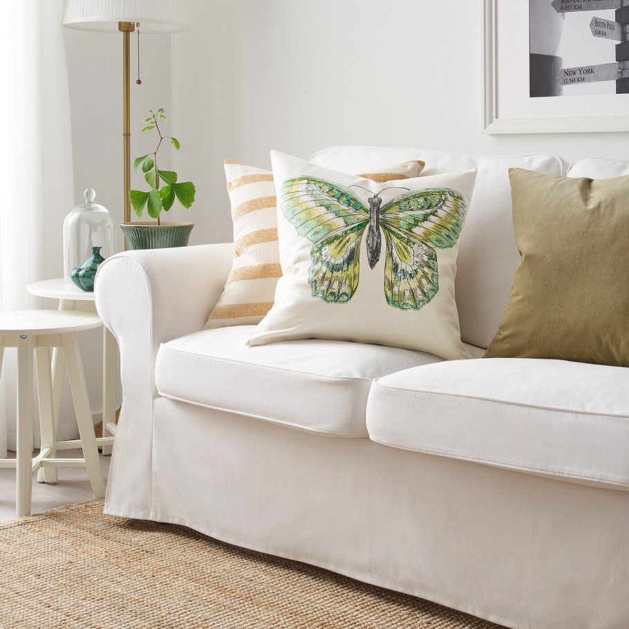 Бежевый диван с подушками