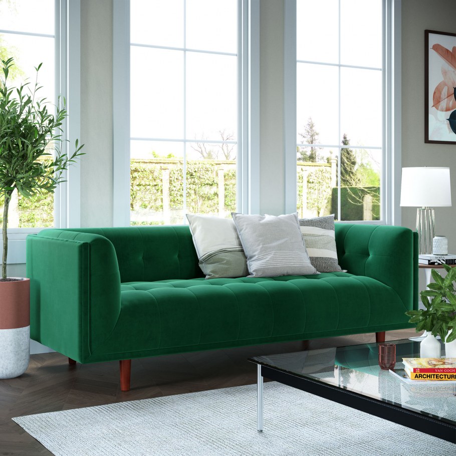 Бежевый диван с зелеными подушками