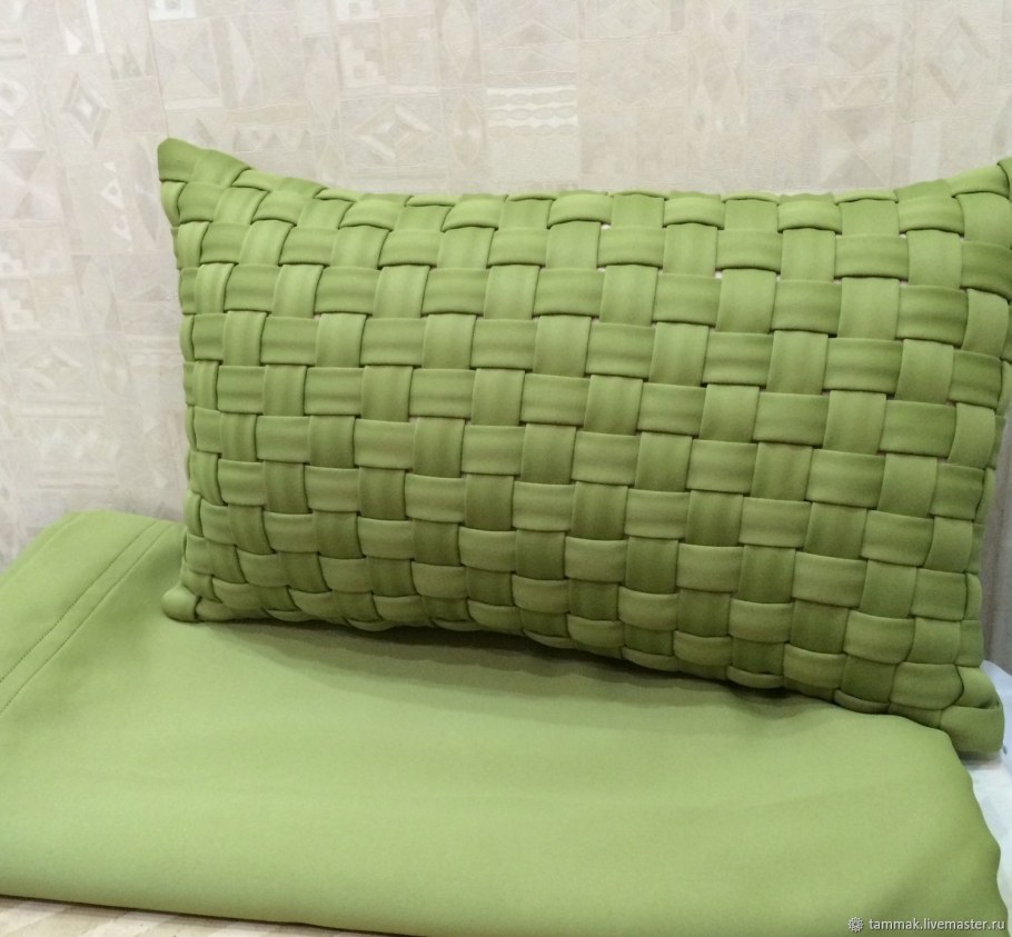 Коралловый диван в интерьере сочетание