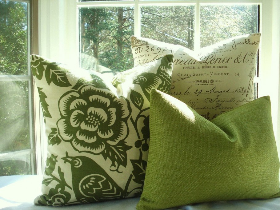 Цветные подушки в интерьере