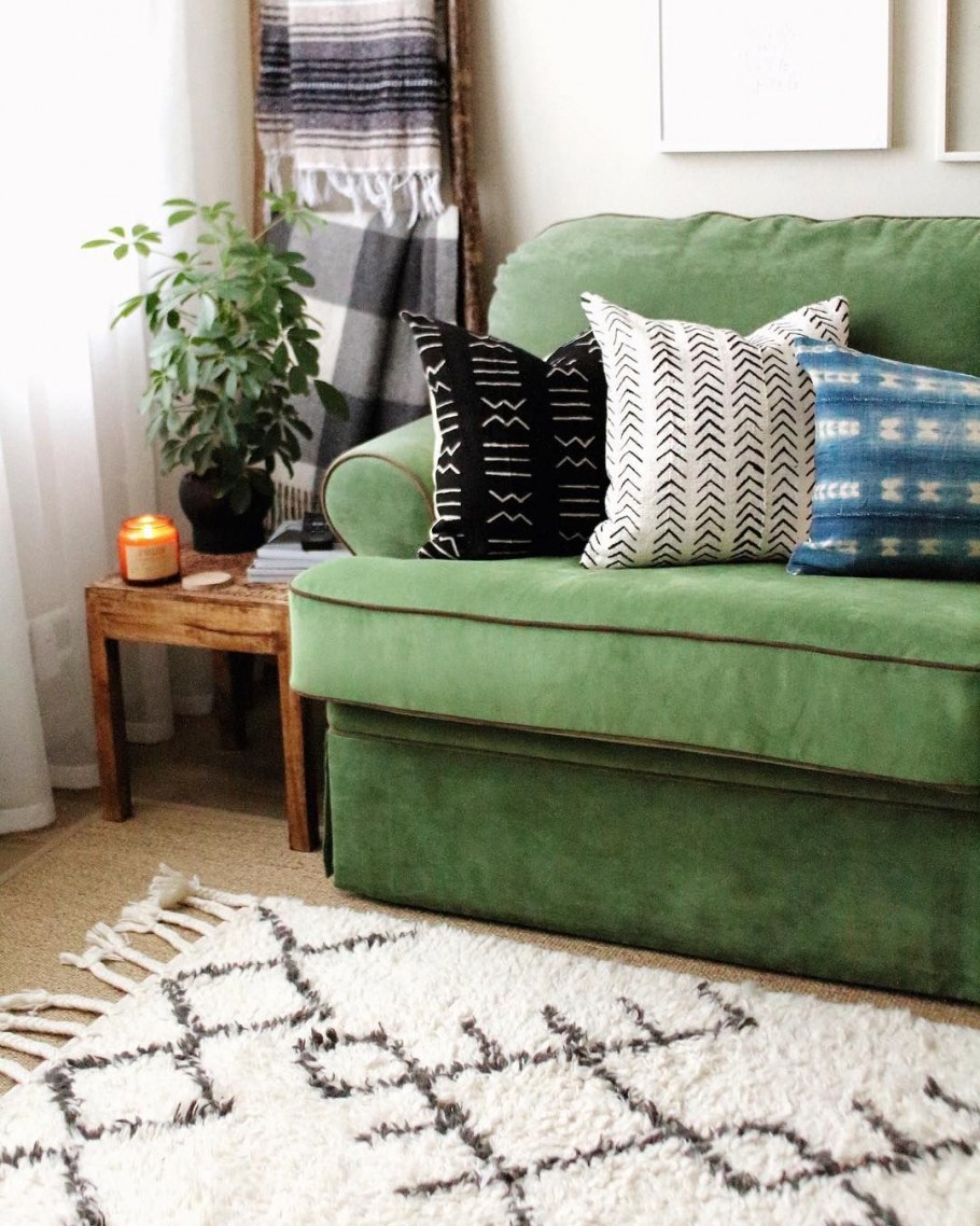Зелёные подушки на диван