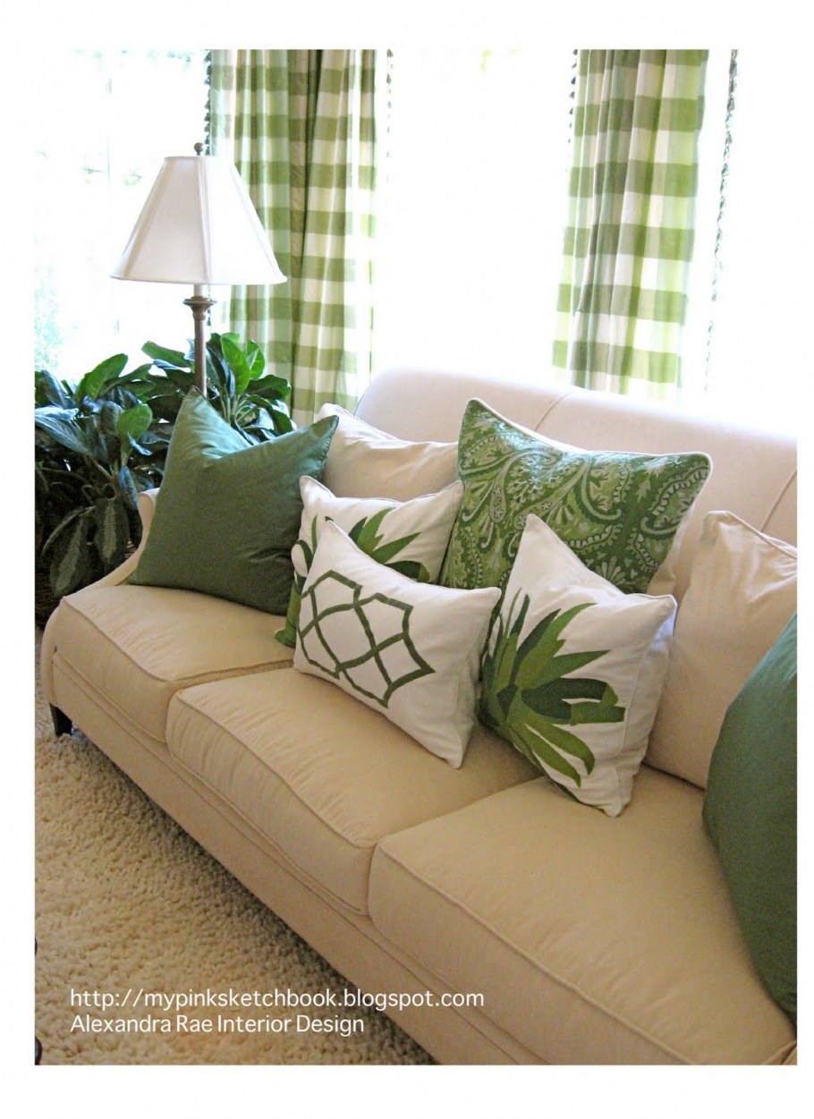 бежевый диван с зелеными подушками