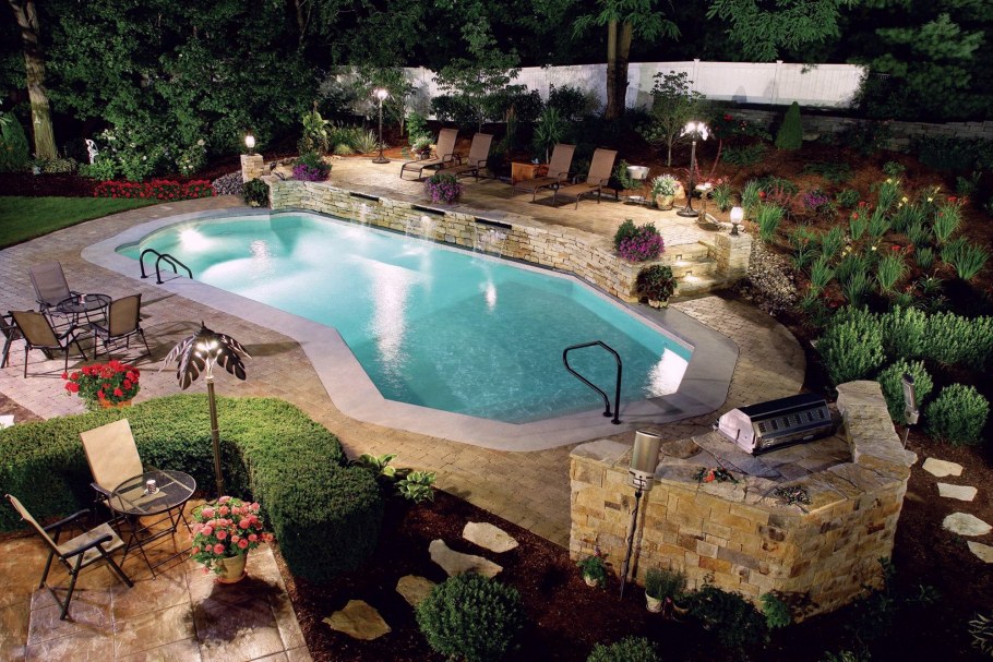 Красивый бассейн на участке