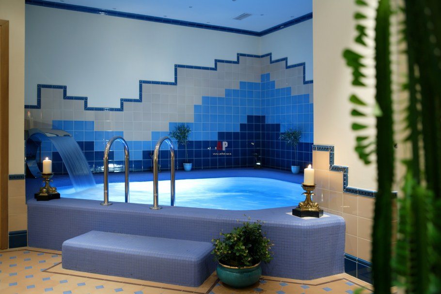 Небольшой бассейн в доме