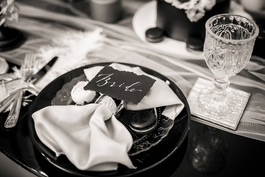 Сервировка стола в черном цвете