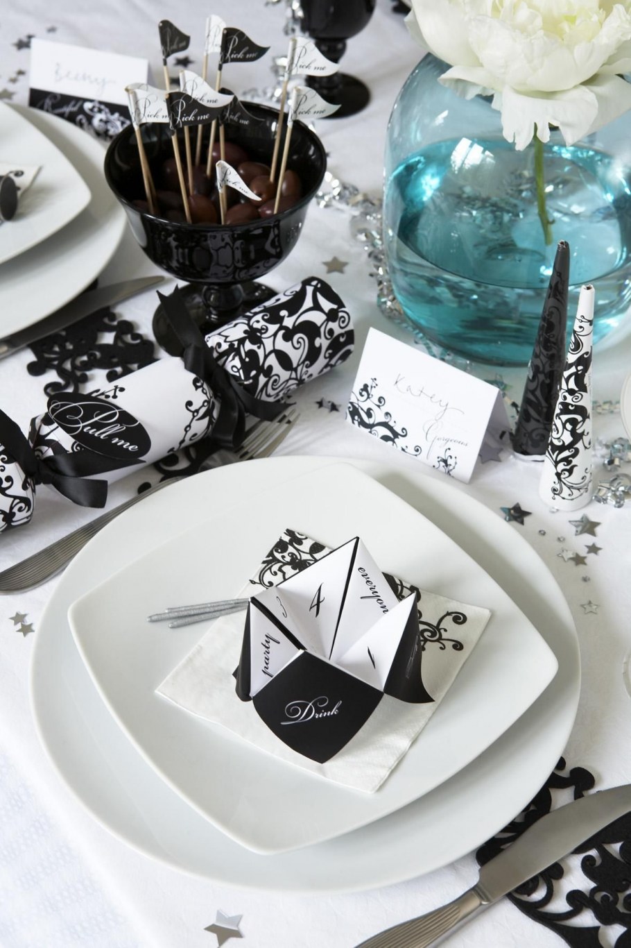 Декор стола в бело черных тонах