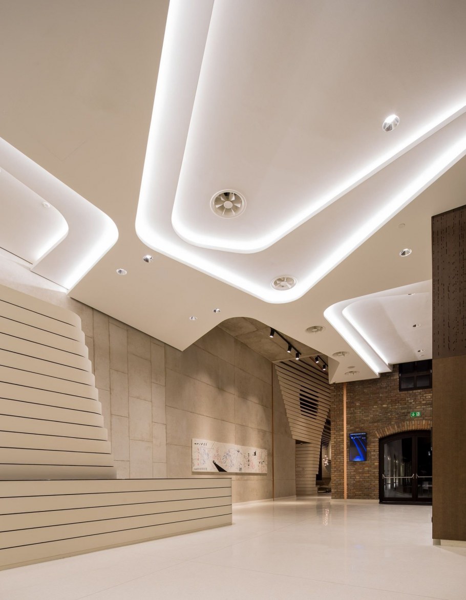 Потолок Холл