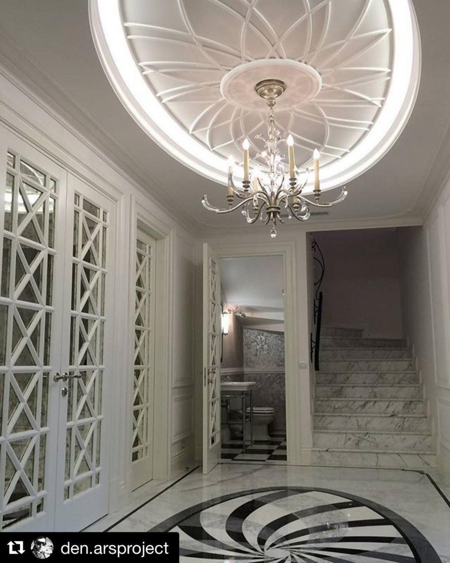 Подвесные потолки в холле