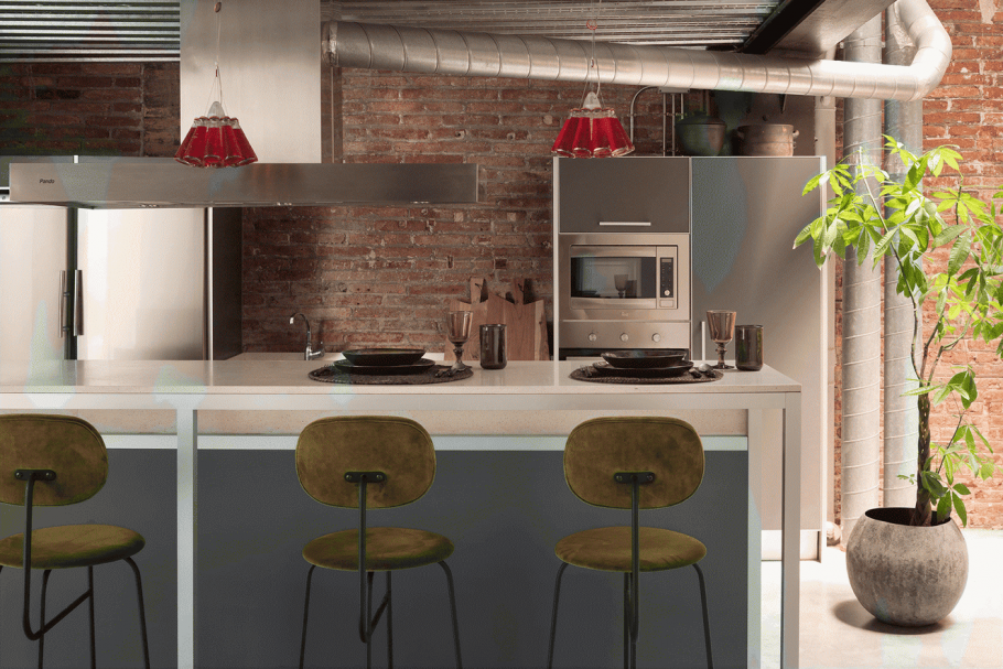 Кухня в стиле лофт с барной стойкой