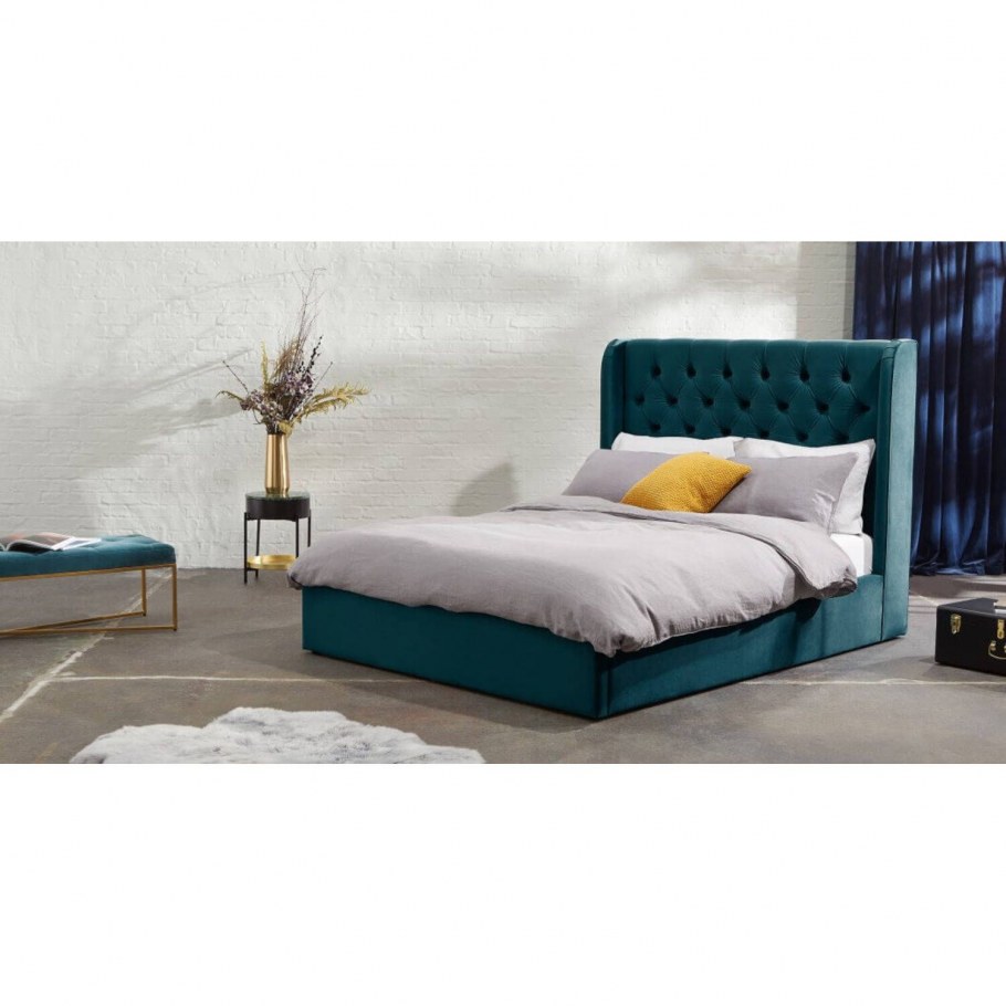 Серая кровать на ножках