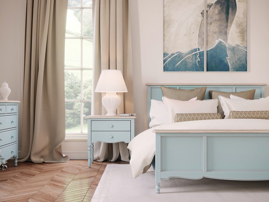 Кровать в голубых тонах