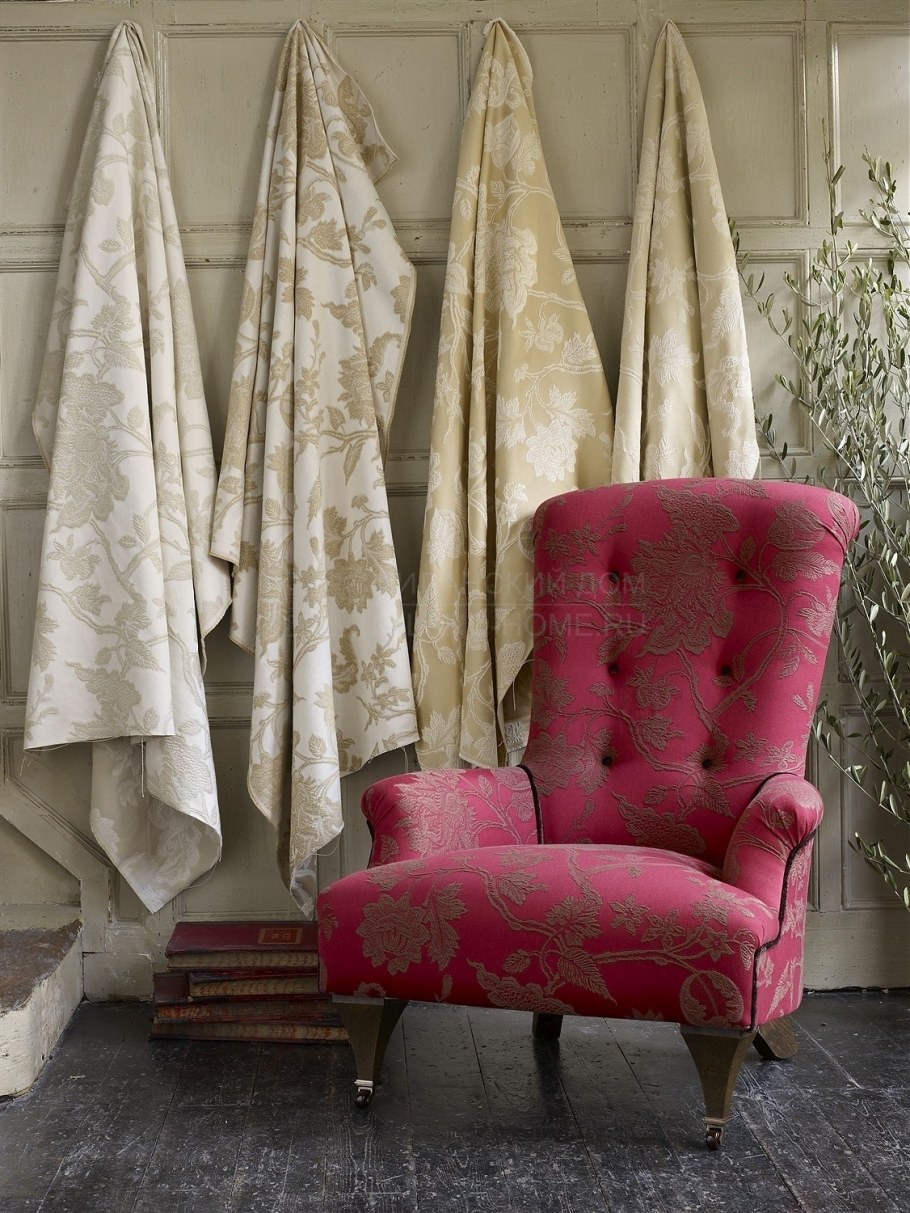 Светлое кресло в интерьере