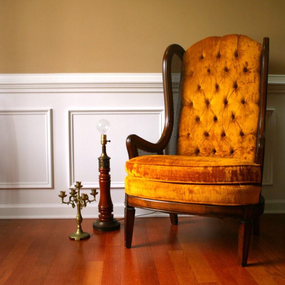 Кресло с цветочным принтом