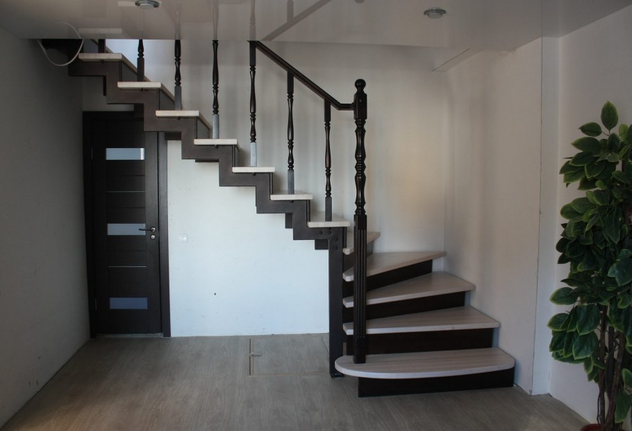 Лестницы на косоурах с забежными ступенями