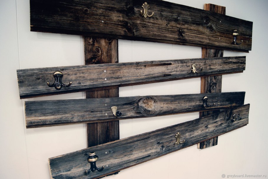 Вешалка из дощечек