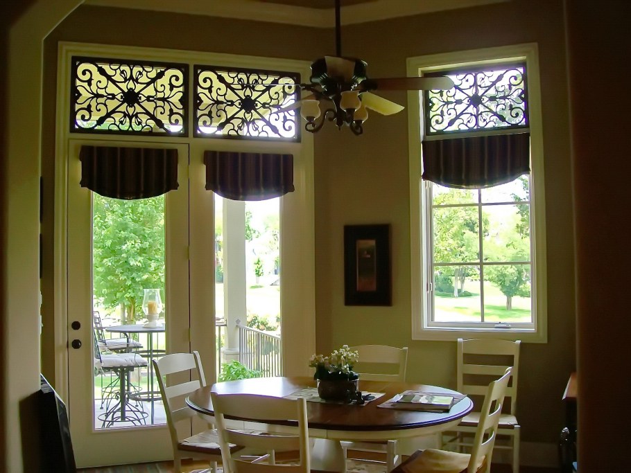 Шторы на фрамугу окна