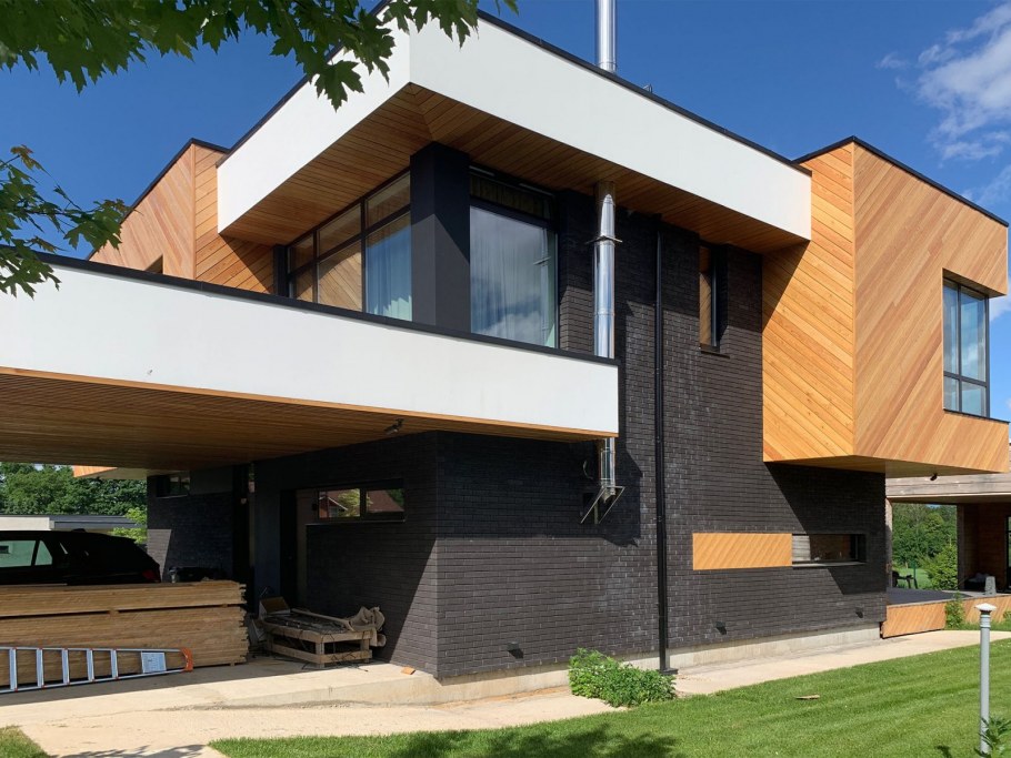 Двухэтажный кирпичный дом с плоской крышей