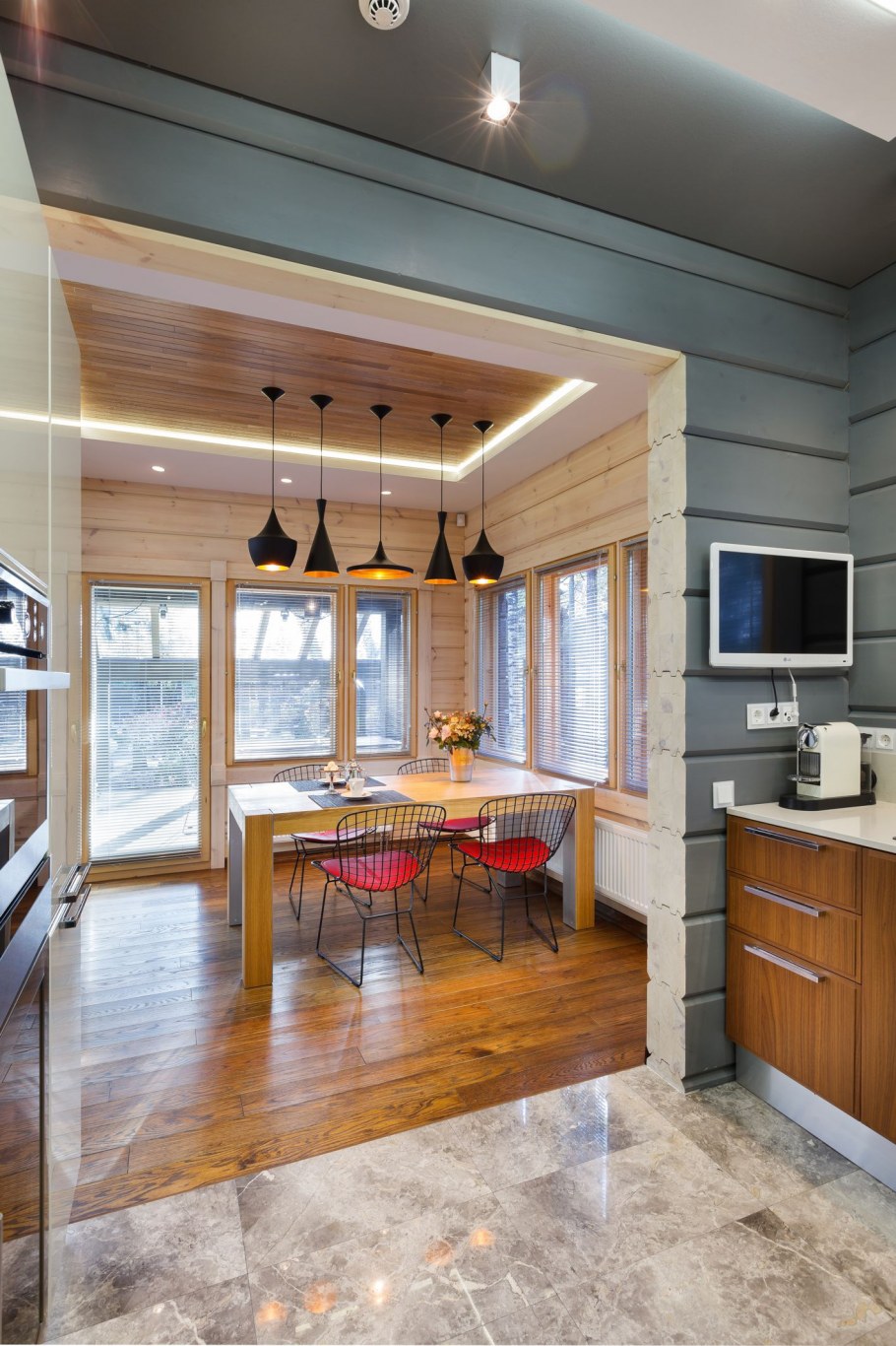 Интерьер кухни в брусовом доме