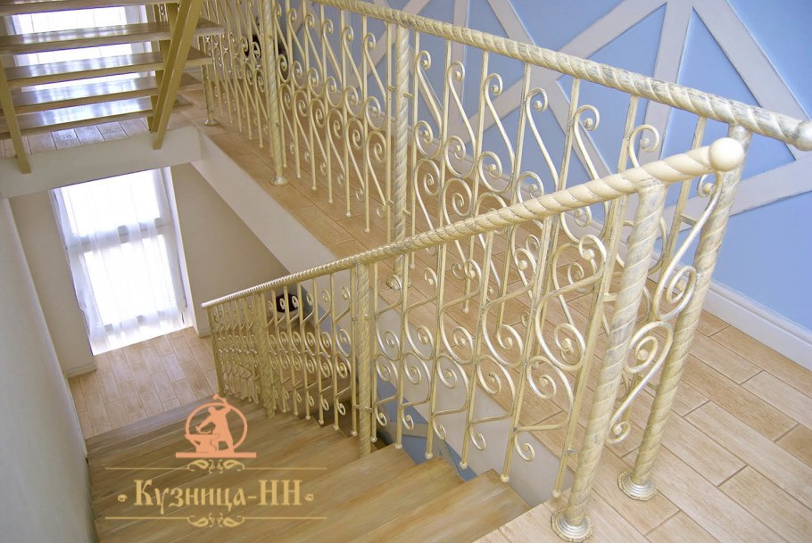 Белые перила для лестницы