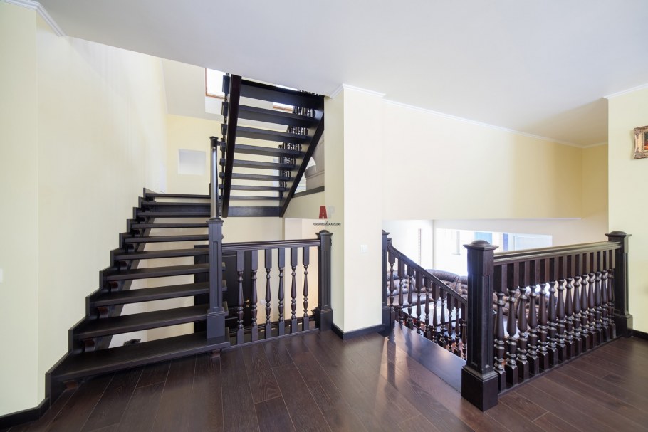 Деревянные перила в интерьере