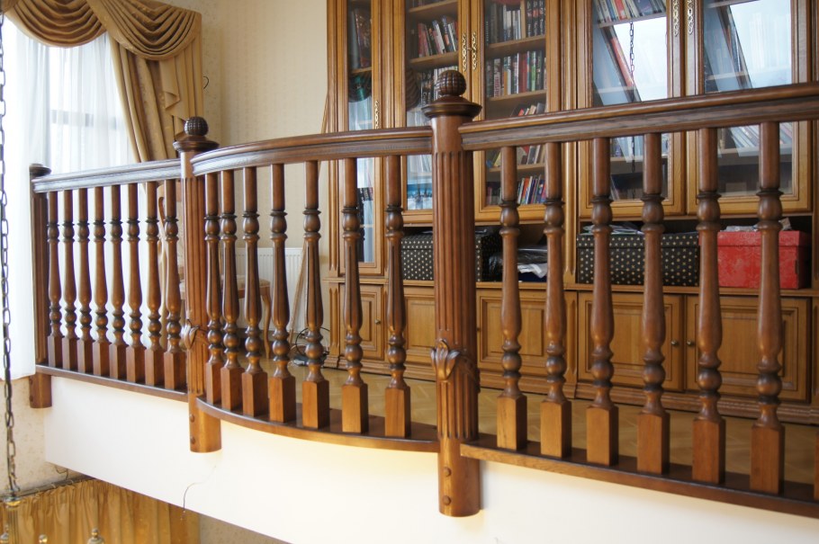 Столбы и балясины для деревянных лестниц