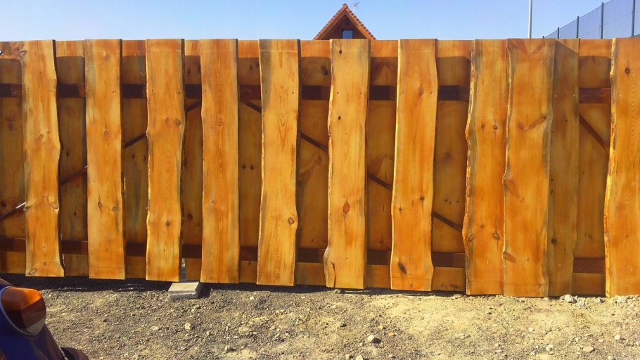 Забор из необрезной доски вертикальный
