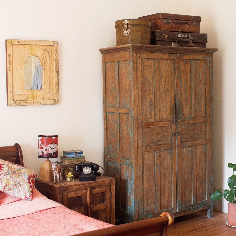 Старый шкаф в комнате