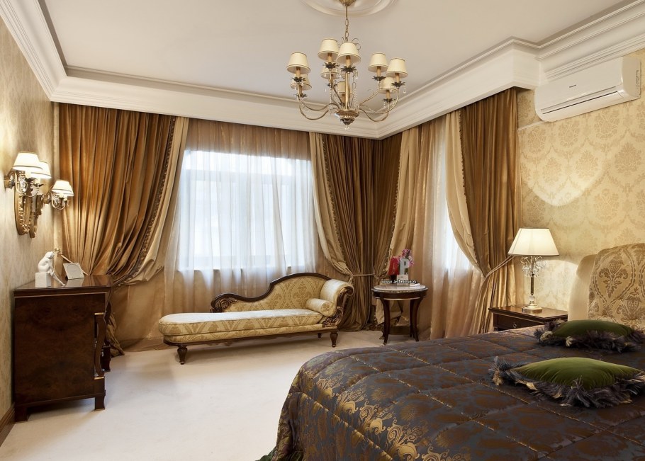 Спальня с коричневой мебелью