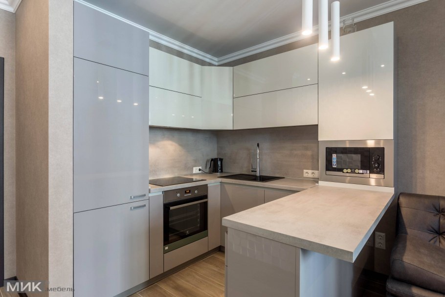 Светлая глянцевая кухня