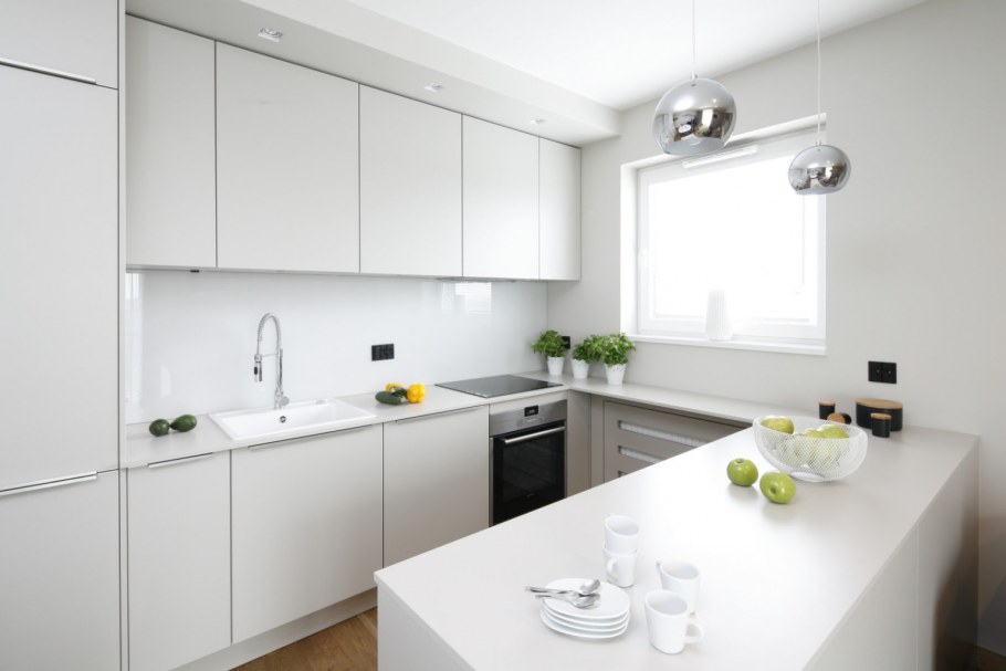 Кухонный гарнитур белый со встроенной техникой