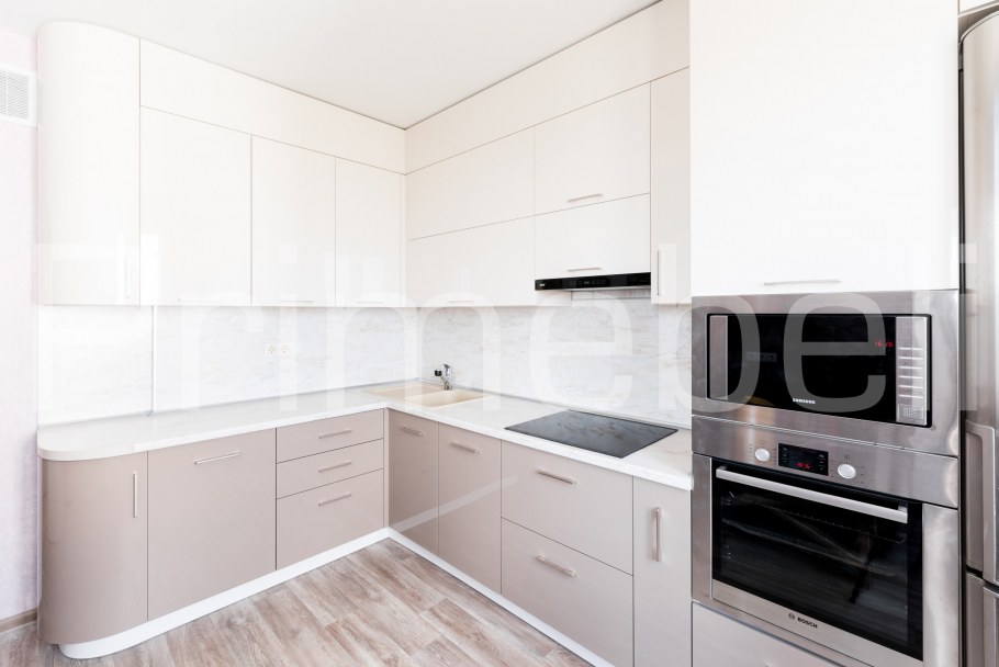 Белый кухонный гарнитур с белой столешницей