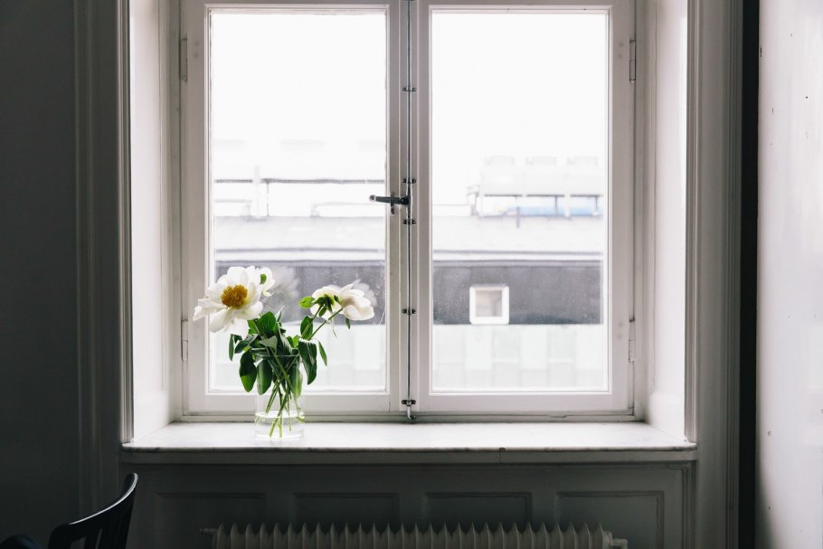 Шкаф у окна в спальне