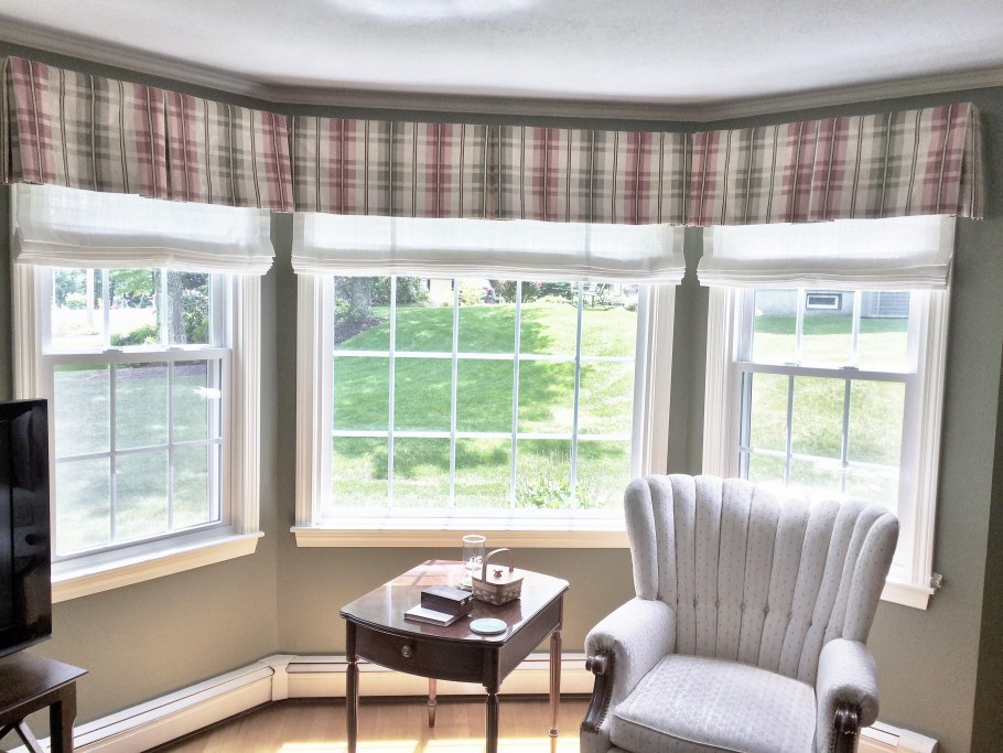 Римские шторы в эркере для спальни